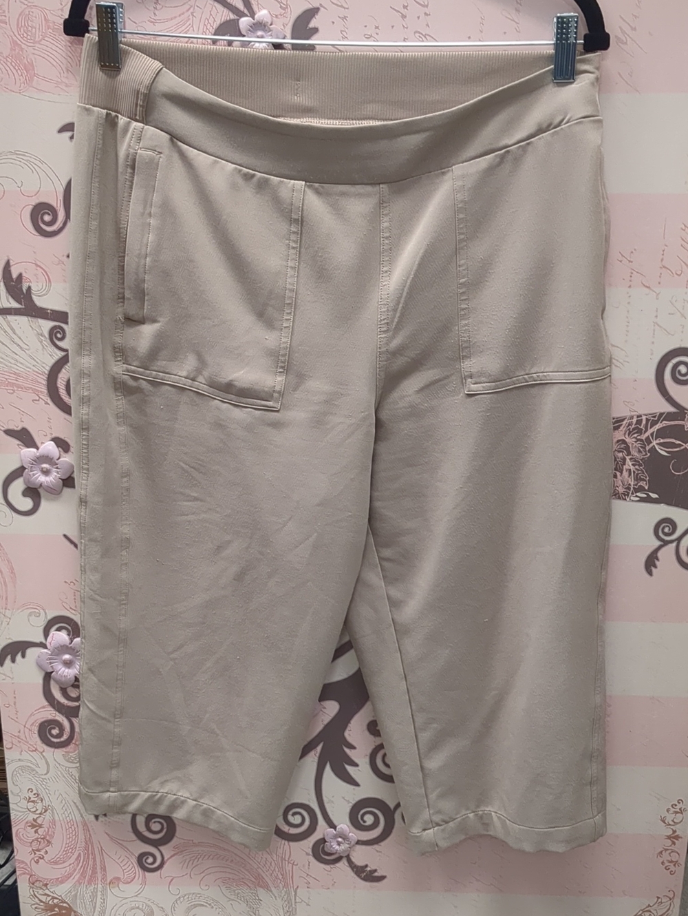 Women's Cream Pull-On Capri Pants with Patch Pockets